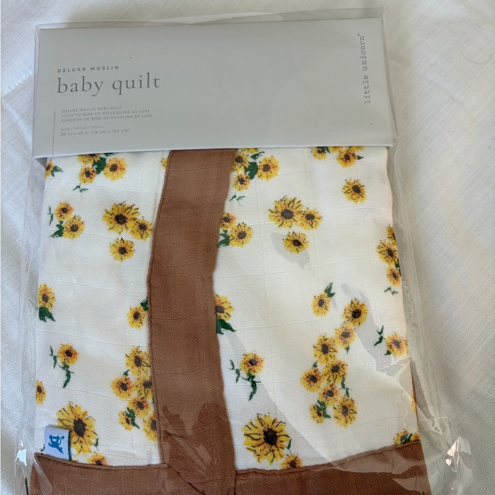 Deluxe Muslin Baby Quilt - White Sunflower Print with Brown Trim